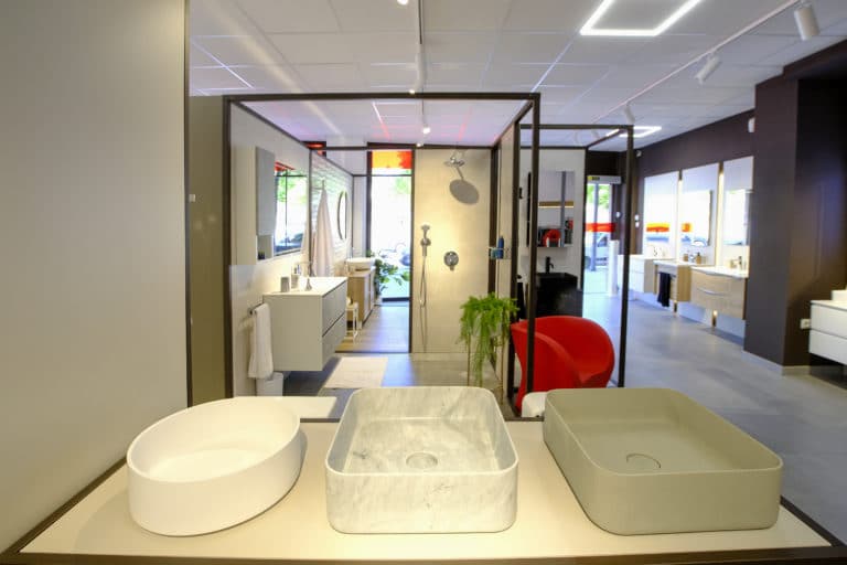 Zona de baños de la exposición de Comercial Campodarve